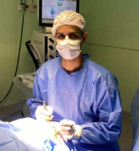 A blefaroplastia é uma cirurgia plástica que visa corrigir defeitos, deformidades e disfunções das pálpebras, além de melhorar a aparência da região ao redor dos olhos.